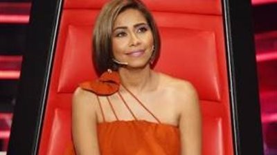 شيرين تحتضن متسابقة مغربية في «ذا فويس»