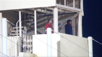 حسام غالى يتابع مباراة الزمالك والجونة من أحد أبراج المراقبة| فيديو