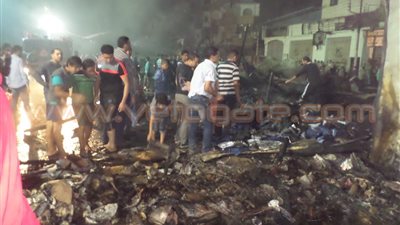 بالفيديو والصور.. آثار حريق «10 باكيات» لبيع الملابس الجاهزة بالمحلة