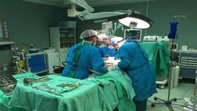 خبير إيطالي يجري 8 جراحات بالمنظار للأطفال في الغربية