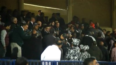 مشادة بين أمير مرتضى منصور وأحد إداريي الجونة في مباراة الزمالك | فيديو