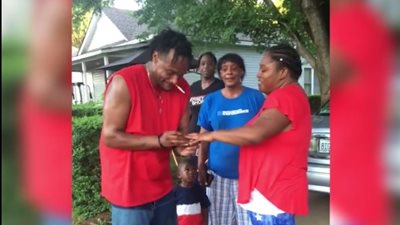 شاهد.. ماذا فعل رجال الأمن مع مسجون طلب الزواج من حبيبته بأمريكا