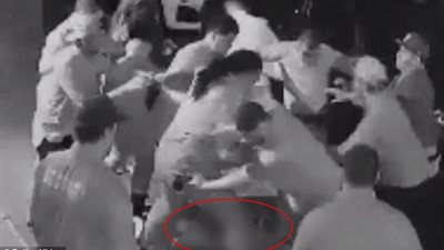 بالفيديو والصور.. سبعة أشخاص يوسعون رجلا ضربا بسبب امرأة