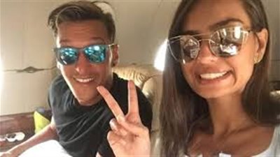 بالصور.. «الغيرة» تدفع مسعود أوزيل لإنهاء صداقة حبيبته مع ممثل مشهور