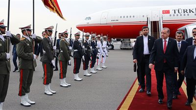 بالفيديو.. استقبال «مرتبك» لأردوغان في إيران