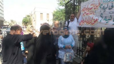 بالصور.. وقفة لأولياء أمور رياض الأطفال أمام «الوزراء»