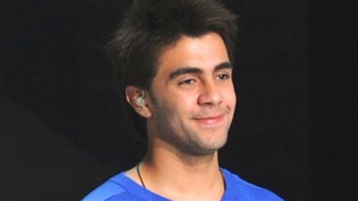 أحمد عزت يحضر أغنية جديد في عيد الحب