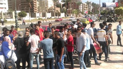 وقفة لطلاب الثانوية ببورسعيد اعتراضًا على قرار الذهاب للمدرسة يوميًا