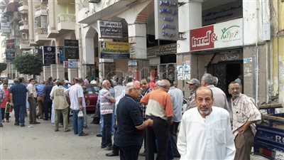 بالصور.. طوابير كبار السن لصرف معاشاتهم من بنك ناصر في بورسعيد