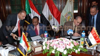 بالصور.. «فايد» ونظيره السوداني يستعرضان تقرير لجنة «الزراعة»