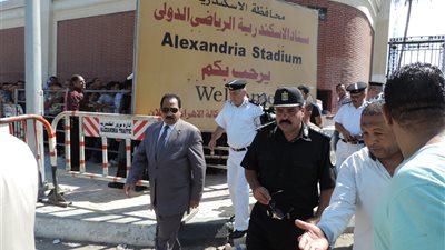 بالصور.. مدير أمن الإسكندرية يتابع بيع تذاكر مباراة المنتخب