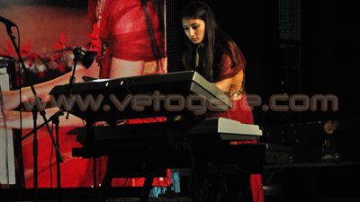 «تغريد سامح» تتألق على أنغام «البيانو» في الساقية