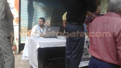بالصور.. أجهزة لاب توب وبطاقات مرشحين أمام لجنة ببولاق الدكرور