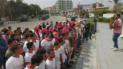 بالصور.. مسيرة طلابية لوضع الزهور على قبر الجندي المجهول بالزقازيق