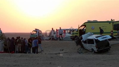 بالصور.. مصرع شخصين وإصابة 10 آخرين في حادث انقلاب سيارة بالفيوم