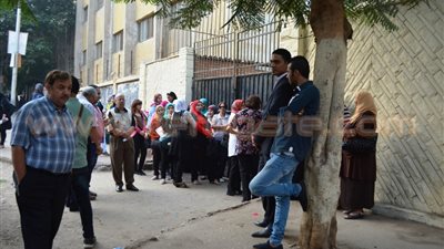 بالصور.. السيدات وكبار السن يتصدرون المشهد في أول ساعة انتخابات.. توافد الناخبين أمام اللجان.. تأجيل فتح لجان بالهرم.. تكدس مرورى بالشوارع.. وخرق الصمت الانتخابى «أبرز المخالفات»