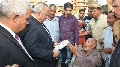 بالصور.. محافظ الشرقية يمنح مسنا «كشكا» لظروفه الأسرية
