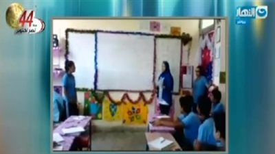 بالفيديو.. معلمة بالعبور تدرس النحو بالموسيقى