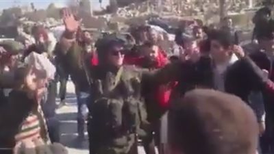 بالفيديو.. جنود روس يرقصون مع سوريين أمام قلعة حلب