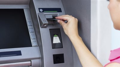 البنوك تغذى ماكينات الصرف الآلى فترة العطلات الرسمية