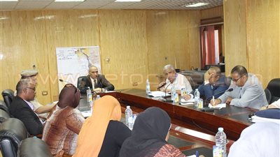 بالصور.. مدير أمن أسوان يجتمع مع لجنة مراقبة الأسواق