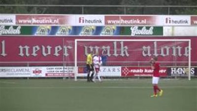 بالفيديو.. حارس مرمى يتبول بجوار «العارضة» في مباراة بهولندا