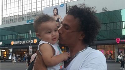 بالفيديو والصور.. مأساة شاب شرقاوي فقد أطفاله في بولندا