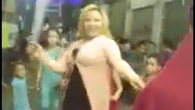 بالفيديو.. فتاة ترقص بـ«سلاح أبيض» في فرح شعبي على أنغام المهرجانات