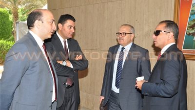 بالصور.. إقبال كبيرعلى السفارة المصرية بالسعودية للمشاركة بالانتخابات