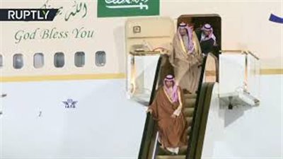 بالفيديو.. لحظة وصول الملك سلمان إلى موسكو