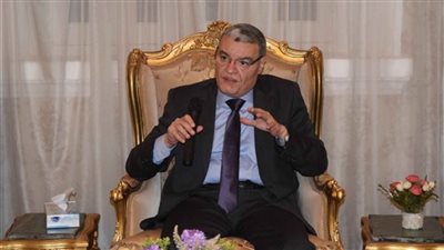 محافظ المنيا يزور الأطباء المصابين بحادث الصحراوي بمستشفى معهد ناصر