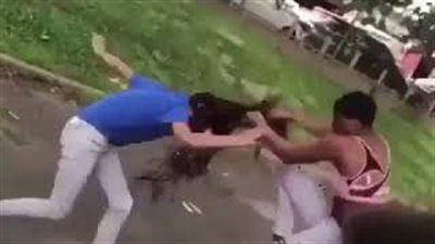 بالفيديو.. مشاجرة عنيفة بالأيدي بين فتاتين أمام تجمع شبابي