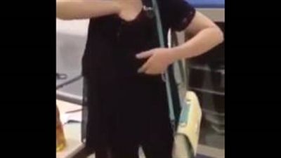 بالفيديو.. لحظة تفتيش فتاة وإخراج المسروقات من أسفل ملابسها