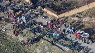 إيرانيون يمزقون علم بلادهم أثناء دفن قتلى الطائرة الأوكرانية | فيديو