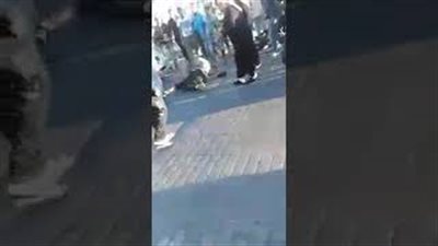 بالفيديو.. رد فعل امرأة لحظة الاعتداء على لص بالضرب في الشارع