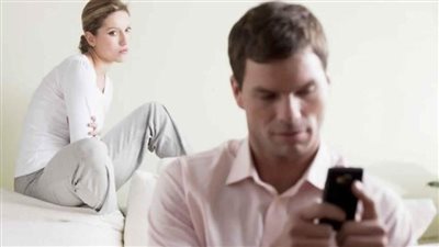 ما حكم تجسس الزوجين على بعضهما عن طريق وسائل الاتصال الحديثة؟