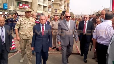 بالصور.. محافظ القليوبية يضع الزهور على النصب التذكاري