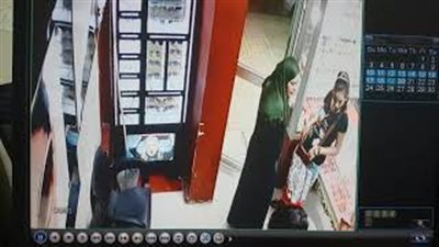 بالفيديو.. أم تساعد ابنتها الشابة على سرقة محل نظارات