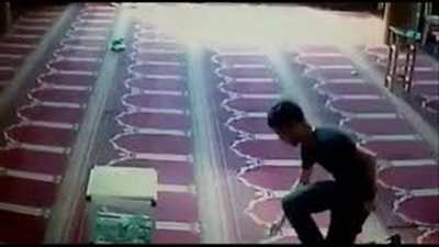 بالفيديو.. لص يتظاهر بالصلاة ليسرق صندوق التبرعات بالمسجد