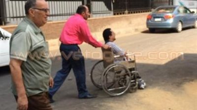 ناخب يدلي بصوته بـ«العجوزة» على كرسي متحرك