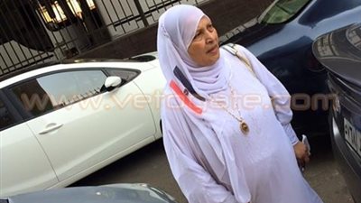 سيدة ترتدي «طرحة» عليها علم مصر أثناء تصويتها بالعجوزة