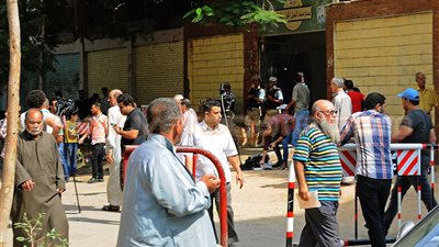 بالأسماء.. أهالي أكتوبر يوزعون نشرة حمراء وصفراء ضد مرشحين بالدائرة