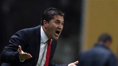 بيسيرو يتناول الغداء في مطعم الأهلي برفقة معاونيه