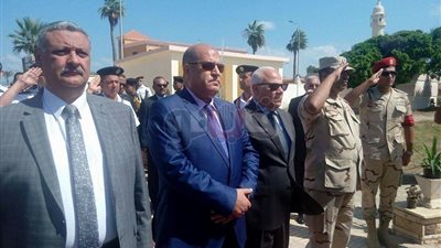 بالصور.. محافظ بورسعيد يضع إكليل الزهور على قبر الجندي المجهول