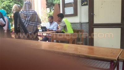 أنصار مرشحي النواب بأسيوط يرشدون الناخبين بأماكن لجانهم