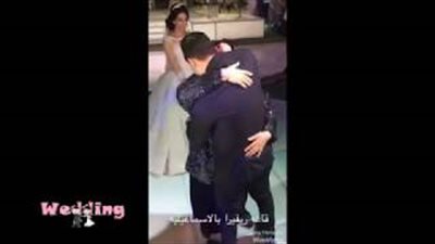 بالفيديو.. عناق مؤثر بين عريس وأمه يتسبب في بكاء العروس