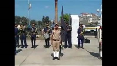 بالفيديو.. محافظ دمياط يضع إكليل زهور على النصب التذكاري