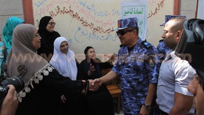 قائد القوات البحرية يتفقد اللجان الانتخابية بالإسكندرية