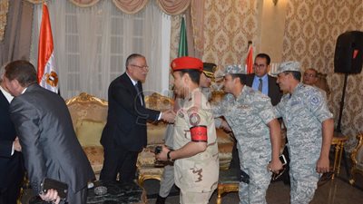 محافظ المنيا يضع إكليلا من الزهور على النصب التذكاري للجندي المجهول