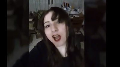 بالفيديو.. فتاة تشعل فيس بوك بتمثيل الأغاني الشعبية